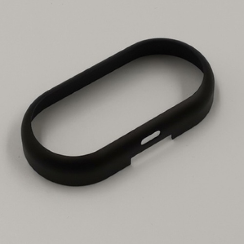  Phần đáy của hộp sạc tai nghe TWS có màu đen